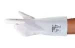 Weißer Ansell AlphaTec 02-100 laminierter Chemikalienschutzhandschuh im Studio-Produktfoto