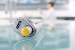 Nahaufnahme der Eppendorf Reference 2 Einkanalpipette im Labor mit digitalem Volumenzähler für präzises Dosieren.
