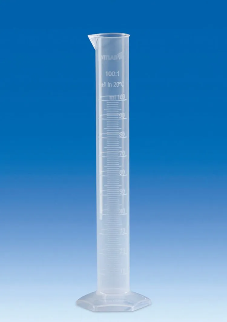 VITLAB Messzylinder PP Klasse B, hohe Form, erhabene Skala Transparenter VITLAB Messzylinder aus PP der Klasse B in hoher Form mit erhabener Skala auf blauem Grund.