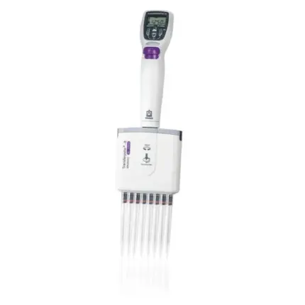 Elektronische 8-Kanal BRAND Mehrkanal-Mikroliterpipette Transferpette-8 electronic von 50 bis 1.250 µl mit aufgesetzten Spitzen.