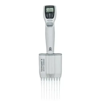 Elektronische 8-Kanal BRAND Mehrkanal-Mikroliterpipette Transferpette-8 electronic von 0,5 bis 10 µl mit aufgesetzten Spitzen.