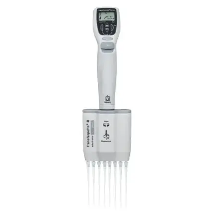 Elektronische 8-Kanal BRAND Mehrkanal-Mikroliterpipette Transferpette-8 electronic von 1 bis 20 µl mit aufgesetzten Spitzen.