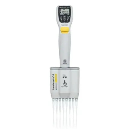 Elektronische 8-Kanal BRAND Mehrkanal-Mikroliterpipette Transferpette-8 electronic von 5 bis 100 µl mit aufgesetzten Spitzen.