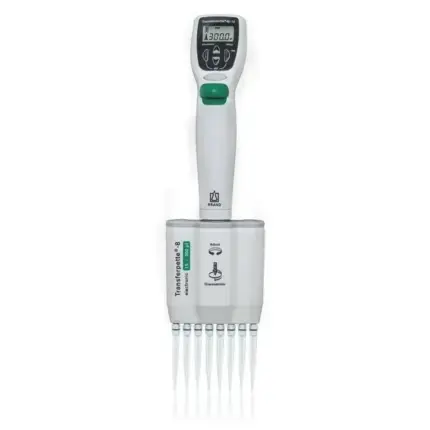 Elektronische 8-Kanal BRAND Mehrkanal-Mikroliterpipette Transferpette-8 electronic von 15 bis 300 µl mit aufgesetzten Spitzen.