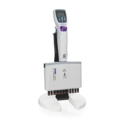 Elektronische 12-Kanal BRAND Mehrkanal-Mikroliterpipette Transferpette-12 electronic von 50 bis 1.250 µl auf Einzelständer.