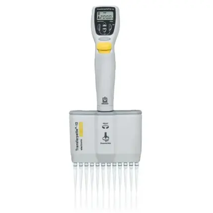 Elektronische 12-Kanal BRAND Mehrkanal-Mikroliterpipette Transferpette-12 electronic von 10 bis 200 µl mit aufgesetzten Spitzen.