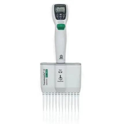 Elektronische 12-Kanal BRAND Mehrkanal-Mikroliterpipette Transferpette-12 electronic von 15 bis 300 µl mit aufgesetzten Spitzen.