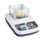 KERN Präzisionswaage EWJ 300-3 im Anwendungsbeispiel mit Schmuckstück, 300 g Wägebereich und 0,001 g Ablesbarkeit.