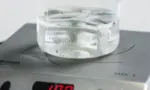 BOLA Beakerliner aus PTFE mit Alnico-5-Kern in einem Glasbecher auf einem Magnetrührer im Labor.