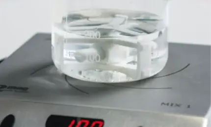 BOLA Beakerliner aus PTFE mit Alnico-5-Kern in einem Glasbecher auf einem Magnetrührer im Labor.