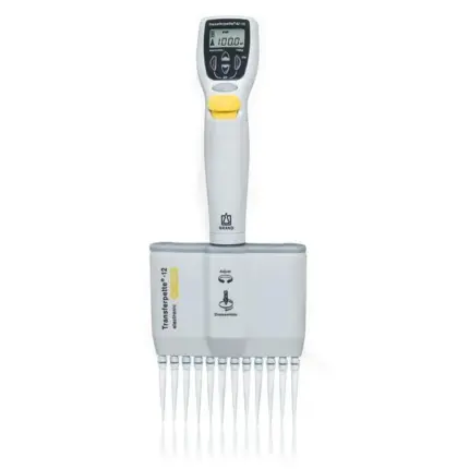 Elektronische 12-Kanal BRAND Mehrkanal-Mikroliterpipette Transferpette-12 electronic von 5 bis 100 µl mit aufgesetzten Spitzen.