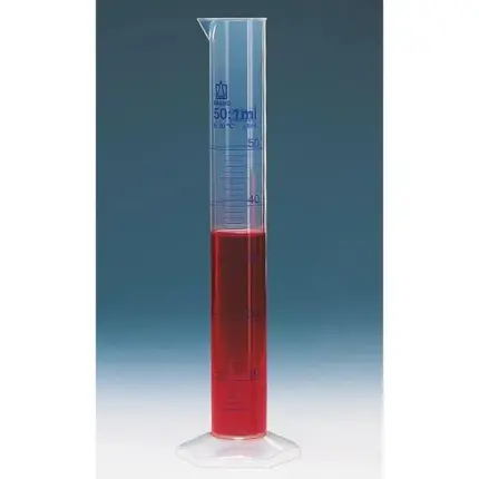 BRAND Messzylinder in hoher Form aus Polypropylen (PP) nach DIN 12681/ISO 6706, Klasse B mit blauer Graduierung im Laboreinsatz.