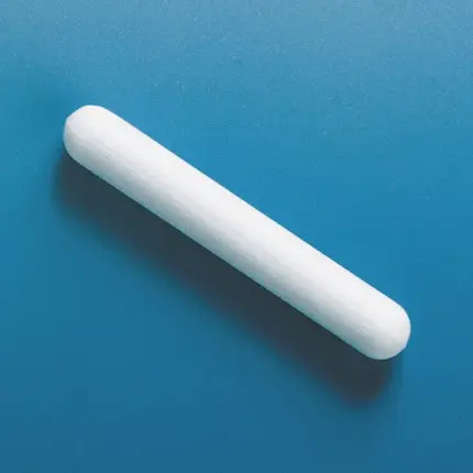 Zylindrisches PTFE-Magnetrührstäbchen mit weißer Teflon-Beschichtung diagonal auf blauem Untergrund platziert.