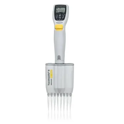 Elektronische 8-Kanal BRAND Mehrkanal-Mikroliterpipette Transferpette-8 electronic von 10 bis 200 µl mit aufgesetzten Spitzen.