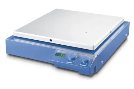 Gesamtansicht des IKA HS 501 digital Rezyprokschüttlers mit digitalem Display und großer Schüttelplatte im Labor.