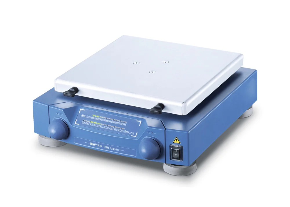 IKA KS 130 basic - Orbitalschüttler Gesamtansicht des IKA KS 130 basic Orbitalschüttlers mit LED-Anzeige und glatter Schüttelplatte im Labor.