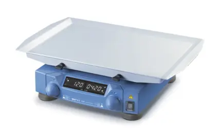 Gesamtansicht des IKA KS 130 control Kreisschüttlers mit Universalträgerplatte und digitalem Display im Labor.