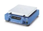 Gesamtansicht des IKA KS 130 control Orbitalschüttlers mit digitalem Display und glatter Schüttelplatte im Labor.