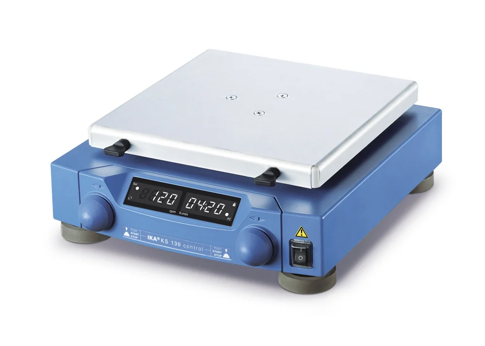 IKA KS 130 control NOL - Orbitalschüttler Gesamtansicht des IKA KS 130 control Orbitalschüttlers mit digitalem Display und glatter Schüttelplatte im Labor.