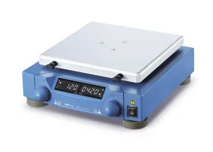 Gesamtansicht des IKA KS 130 control Orbitalschüttlers mit digitalem Display und glatter Schüttelplatte im Labor.