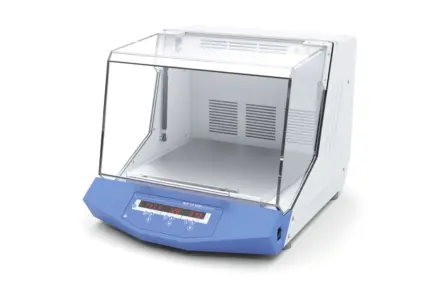 Gesamtansicht des IKA KS 4000 ic control Inkubationsschüttlers mit transparenter Haube und digitalem Display im Labor.