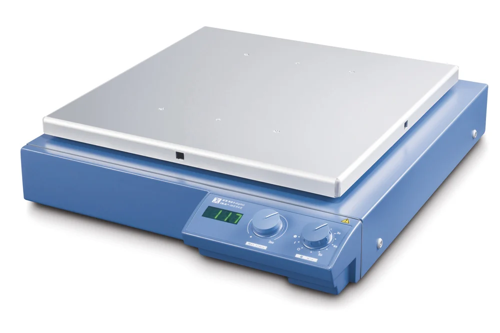 IKA KS 501 digital Orbitalschüttler Gesamtansicht des IKA KS 501 digital Orbitalschüttlers mit digitaler Anzeige und großer Schüttelplatte im Labor.