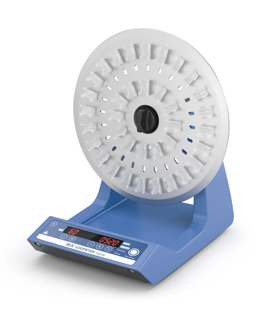 IKA Loopster digital - Rotator Schrägansicht des IKA Loopster digital Rotators mit digitalem Display und rundem Probenaufsatz im Labor.
