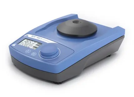 Schrägansicht des IKA MS 3 control Universal-Vortexschüttlers mit digitalem Display und Aufsatz im Labor.