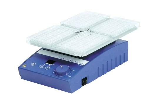 IKA MTS 24 digital Mikrotiterschüttler Gesamtansicht des IKA MTS 2/4 digital Mikrotitschüttlers mit vier Mikrotiterplatten im Labor.