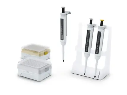 IKA PETTE MicroKit A Starterkit mit 3 variablen mechanischen Einkanalpipetten, Ständer und Spitzenboxen nach ISO 8655.