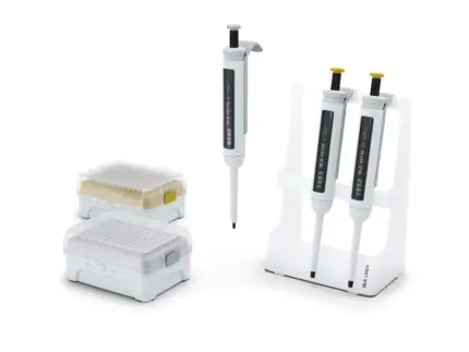 IKA PETTE MicroKit B Starterkit mit 3 variablen mechanischen Einkanalpipetten, Ständer und Spitzenboxen nach ISO 8655.