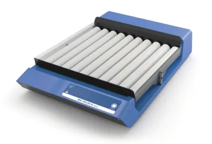 Schrägansicht des IKA ROLLER 10 basic Rollenschüttlers mit analogem Bedienfeld und rotierenden Rollen im Labor.