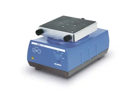 Gesamtansicht des IKA VXR basic Vibrax Orbitalschüttlers mit Drehregler und Aufsatzplatte im Labor.