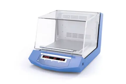Gesamtansicht des IKA KS 3000 i control Inkubationsschüttlers mit transparenter Haube und digitalem Display im Labor.