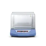 Frontalansicht des IKA KS 3000 i control Inkubationsschüttlers mit digitalem Display und transparenter Haube im Labor.