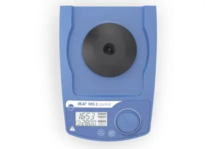 Draufsicht des IKA MS 3 control Universal-Vortexschüttlers mit digitalem Display und Aufsatz im Labor.