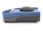 Seitenansicht des IKA MS 3 digital Universal-Vortexschüttlers mit digitalem Display und Aufsatz im Labor.