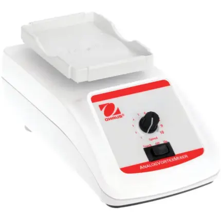 Gesamtansicht des OHAUS Mikrotiterplatten-Vortexmischers (VXMPAL) mit Aufsatz für Mikrotiterplatten im Labor.
