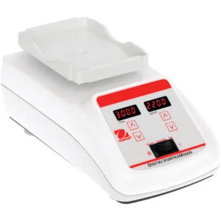 Gesamtansicht des OHAUS Digitalen Mikrotiterplatten-Vortexmischers (VXMPDG) mit Digitaldisplay und Plattenaufsatz im Labor.