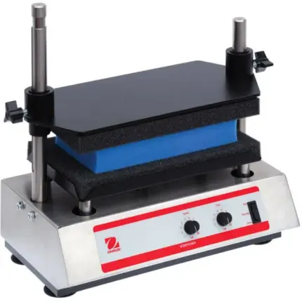 Gesamtansicht des analogen OHAUS Multi-Röhrchen Vortexmischers VXMTAL mit Schaumstoffaufsatz und Drehreglern im Labor.