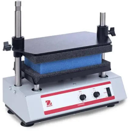 Gesamtansicht des analogen OHAUS Multi-Röhrchen Vortexmischers VXMTALB mit Schaumstoffaufsatz und Drehreglern im Labor.