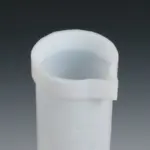 Nahaufnahme des Ausgusses und der Öffnung eines weißen BOLA PTFE/TFM Messzylinders mit Sechskantfuß und Graduierung.