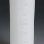 Nahaufnahme der Skalierung und Graduierung eines 250 ml BOLA PTFE/TFM Messzylinders für präzise Volumenmessungen.