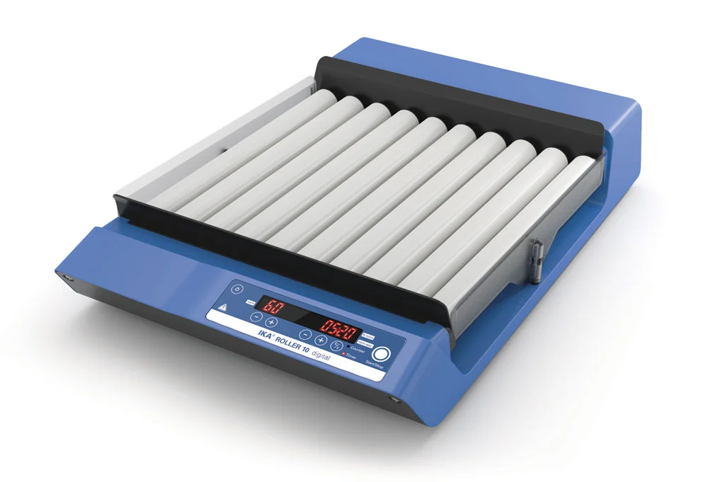 IKA ROLLER 10 digital - Rollenschüttler für das Labor Schrägansicht des IKA ROLLER 10 digital Rollenschüttlers mit digitalem Display und rotierenden Rollen im Labor.