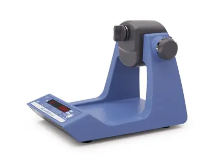 Schrägansicht des IKA Loopster digital Rotators mit digitalem Display und Aufnahmekopf im Labor.