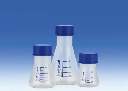 Drei Vitlab Erlenmeyerkolben aus Polypropylen (PP) in den Größen 75 ml, 125 ml und 250 ml mit blauen Schraubkappen.
