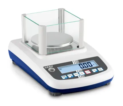 KERN Präzisionswaage PFB 1200-2 mit 1200 g Wägebereich, 0,01 g Ablesbarkeit und Glas-Windschutz für das Labor.