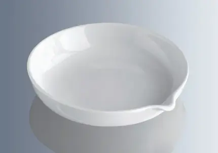 Marienfeld Glühschale aus Porzellan in niederer Form mit praktischem Ausguss, glasiert und temperaturbeständig bis 1.100 °C für Laborprozesse.