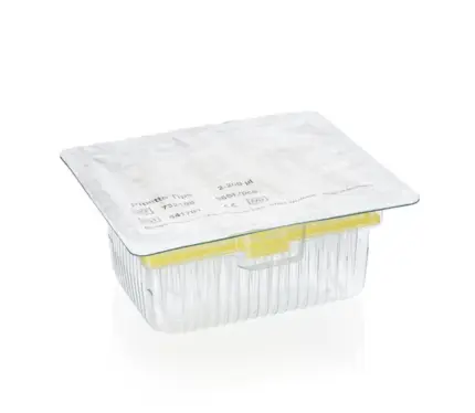 Racked gelbe BRAND Pipettenspitzen (2–200 µL) in einer transparenten Box mit Siegelverschluss für kontaminationsfreies Arbeiten im Labor.