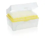 Geöffnete Tip-Box mit gelben BRAND Pipettenspitzen (2–200 µL) in einem praktischen Labor-Rack zur einfachen Entnahme.